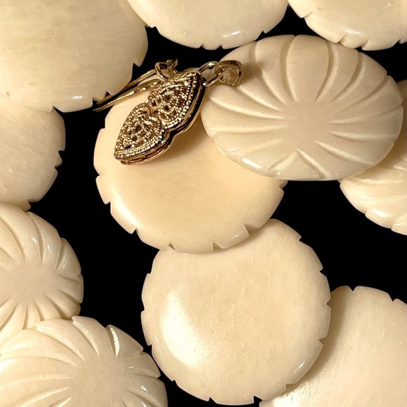 Vintage carved Bakelite disc choker necklace​​ - Picture 7 of 7